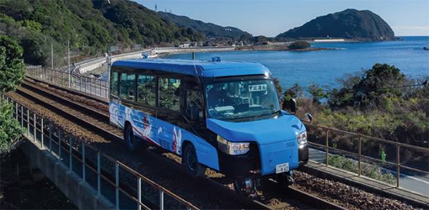 Jepang Akan Mengeluarkan Bus yang Bisa Berjalan di Atas Rel Kereta dan Aspal Pertama di Dunia