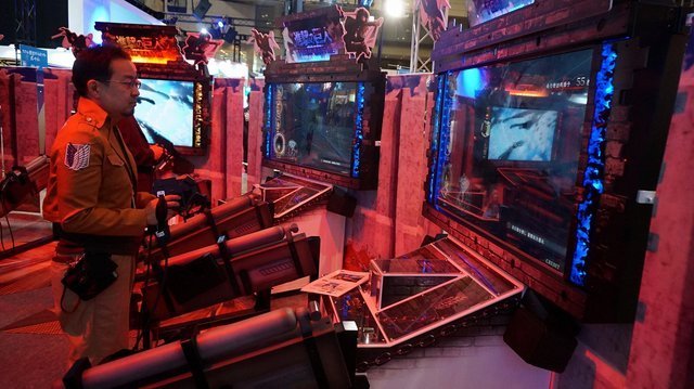 Game Arkade Attack on Titan Menggunakan Kontrol Maneuver Gear