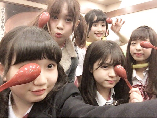Foto Gadis SMA Jepang Berpose di Restoran Mie Sedang Heboh di Twitter