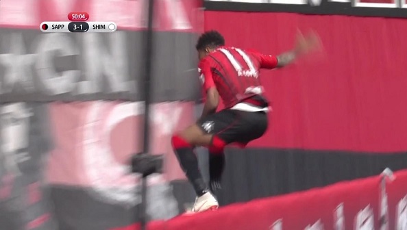 Selebrasi Gol Berujung Petaka, Striker J-League Terjatuh dari Papan Iklan
